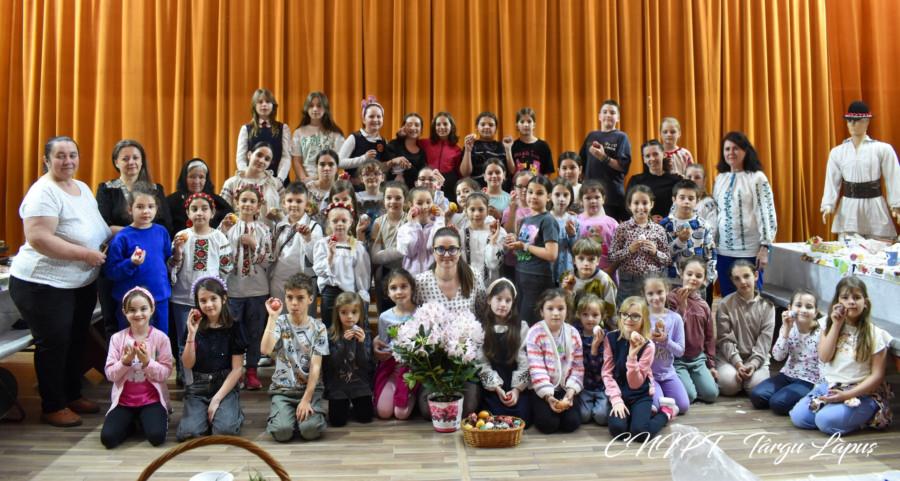 Copiii din Târgu Lăpuș au învățat să împistrească ouă în cadrul ultimului atelier „Șezătoare în Postu’ Mare”