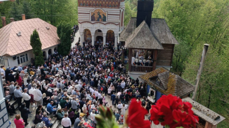 Sute de credincioși au participat la hramul mic al Mănăstirii Rohia