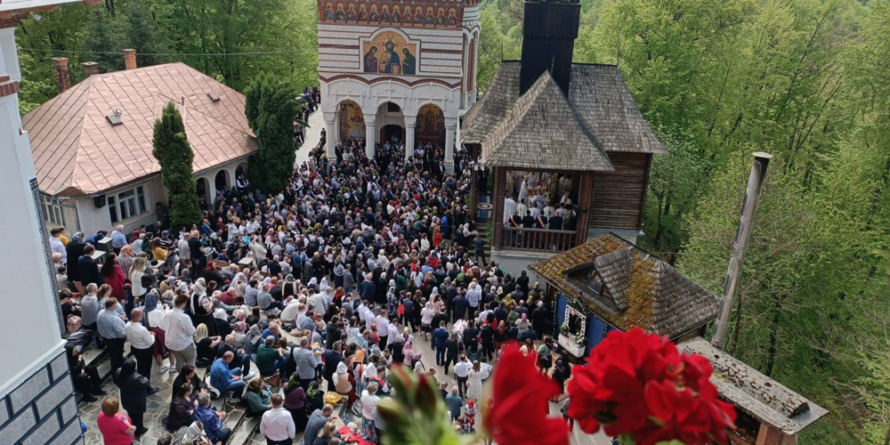 Sute de credincioși au participat la hramul mic al Mănăstirii Rohia