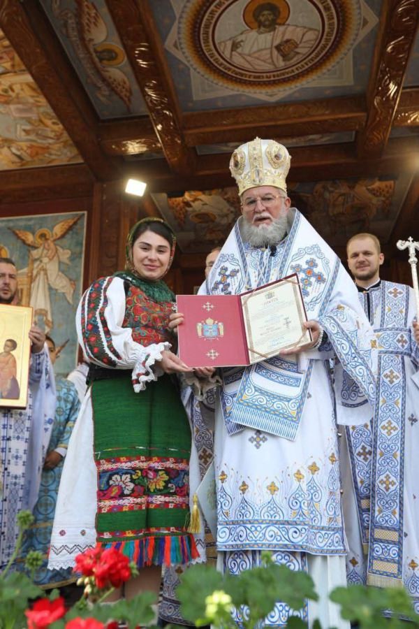 Artista Andreea Ghițiu a primit Ordinul Omagial „Preot Nicolae Gherman”