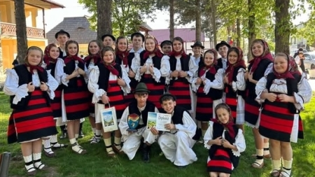 Ansamblul „Tileguța” din Petrova, premiul I la Festivalul-concurs de dansuri populare tradiționale „Pe Toloaca Satului”