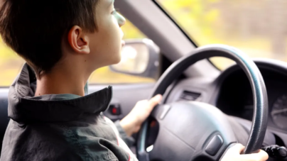Cum ajung copiii de 14 ani să conducă legal?