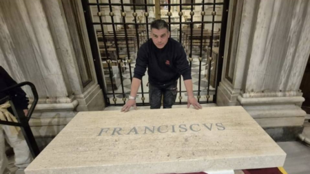 Un maramureșean din Cavnic a lucrat la cripta Papei Francisc din Vatican