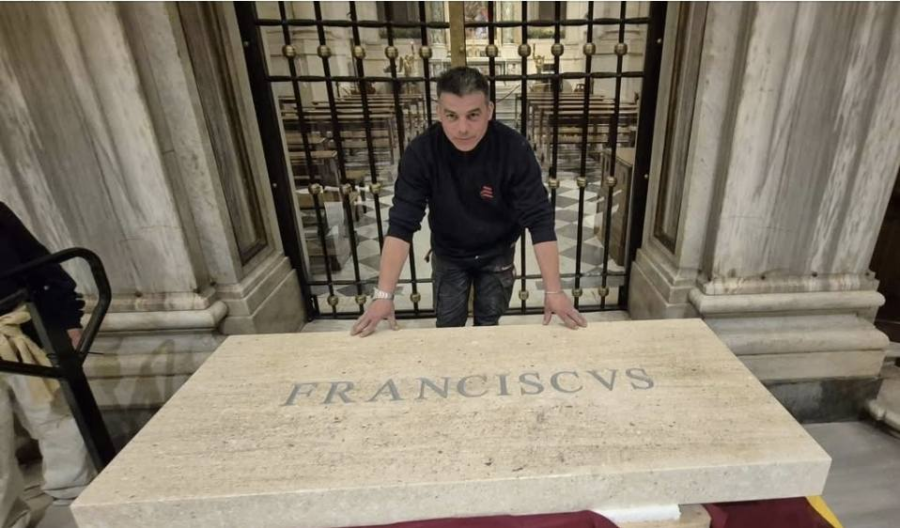 Un maramureșean din Cavnic a lucrat la cripta Papei Francisc din Vatican