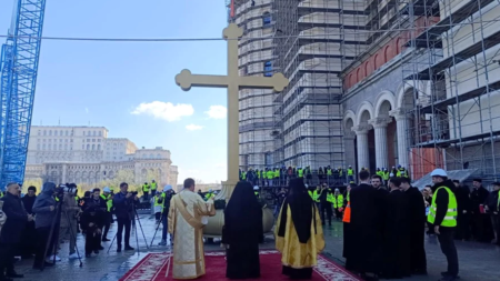 Crucea monumentală a fost montată pe Catedrala Mântuirii Neamului