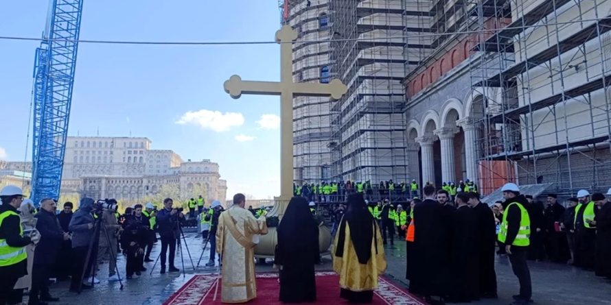 Crucea monumentală a fost montată pe Catedrala Mântuirii Neamului