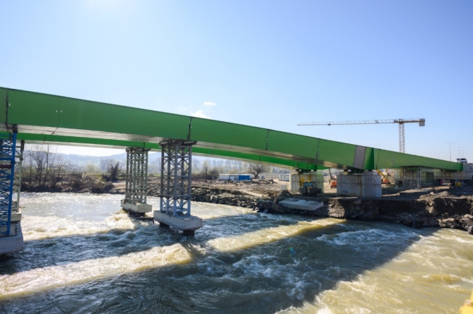 Când se preconizează că vor fi gata lucrările la podul peste Tisa