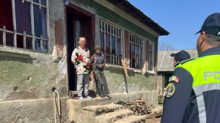 În prag de sărbători: Polițiștii din Suciu de Sus și elevii aflați în practică s-au mobilizat și au adus zâmbete unor familii nevoiașe