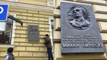 Eminescu între vandalism și adevăr – o reparație simbolică la Cernăuți