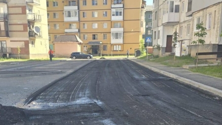 Asfalt turnat degeaba în cartierul Bogdan Vodă din Sighet