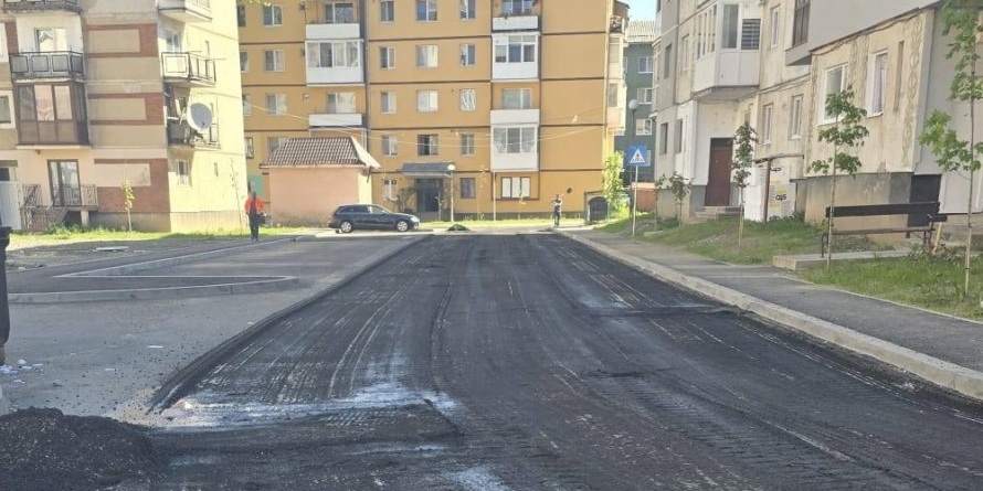 Asfalt turnat degeaba în cartierul Bogdan Vodă din Sighet