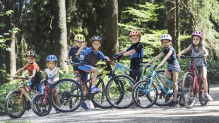 Conectare cu natura, pe biciclete, în familie
