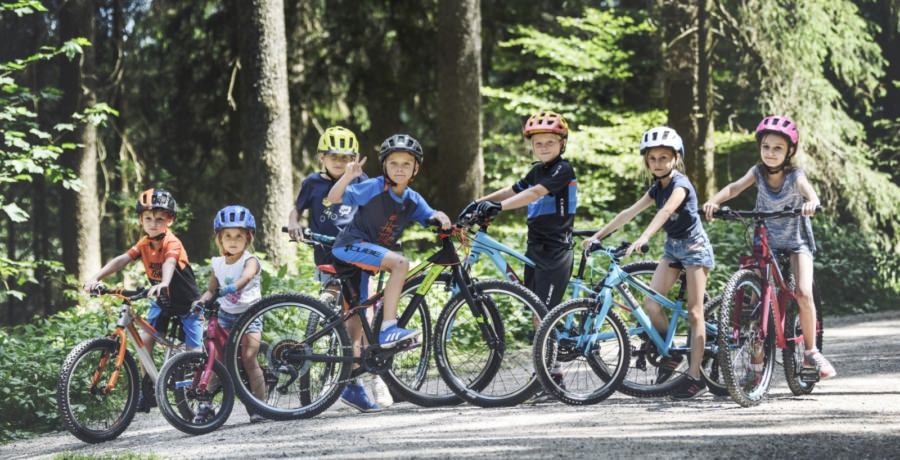 Conectare cu natura, pe biciclete, în familie