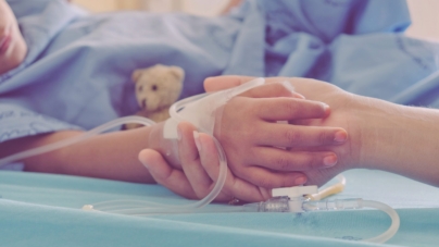 Strigăt de ajutor: O fetiță de 7 ani, elevă a Școlii „Vasile Alecsandri” Baia Mare, are nevoie de ajutor