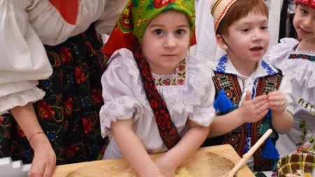 Copii la concurs de preparat cozonaci