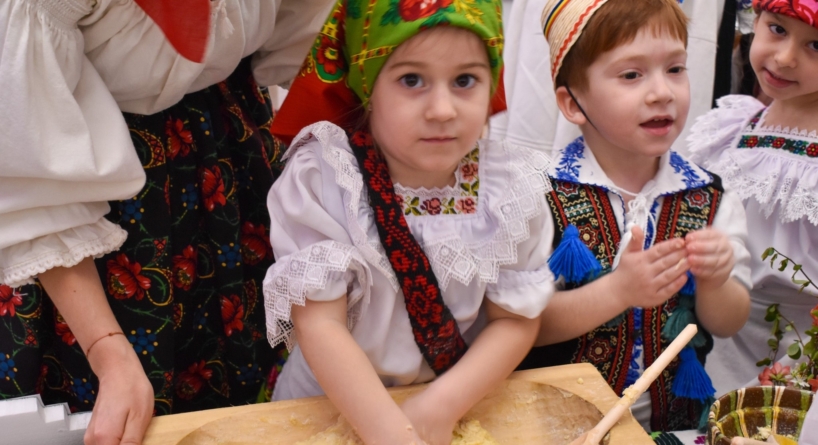 Copii la concurs de preparat cozonaci