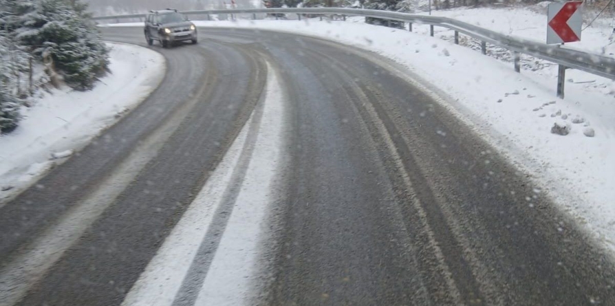 Circulație în condiții de iarnă în unele zone din județ | video