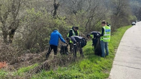 Polițiști în acțiune la Ulmeni. Acțiune de ecologizare