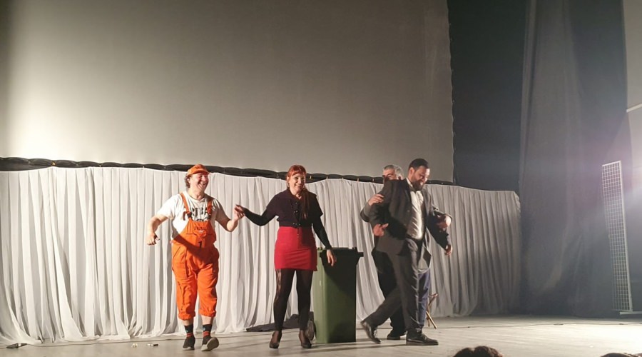 Teatrul Ararat Baia Mare va prezenta spectacolul „Gunoierul” la Festivalul Internațional de Satiră și Umor „Mărul de aur” de la Bistrița