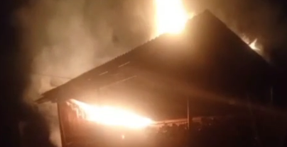 Gospodărie cuprinsă de flăcări în Săcel