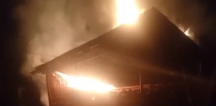 Gospodărie cuprinsă de flăcări în Săcel