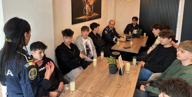 Un an de întâlniri ale elevilor la limonadă cu polițiștii