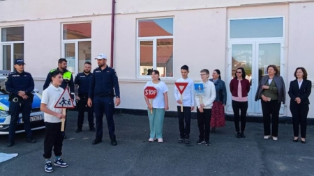 Polițiști la discuții cu copiii