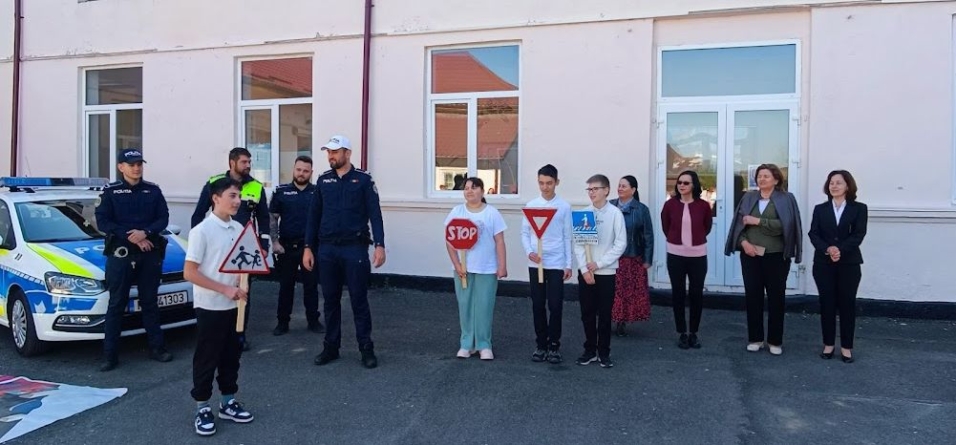 Polițiști la discuții cu copiii