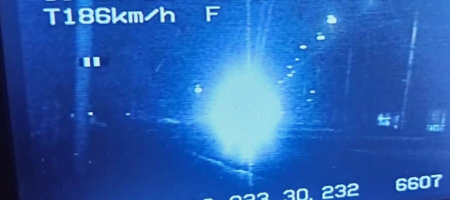 Prins gonind în localitate cu 186 km/h