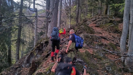 Patru ucraineni rătăciți în munți, recuperați de salvamontiștii maramureșeni
