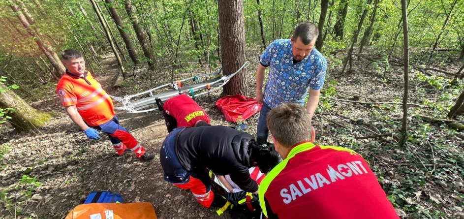 Acțiune a salvamontiștilor în sprijinul unui băiat accidentat pe un traseu de mountain bike