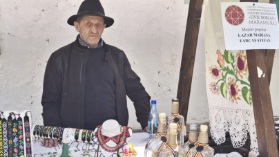 Meșteșug: Ștefan Farcaș din Cavnic realizează sticle cu superbe miniaturi din lemn