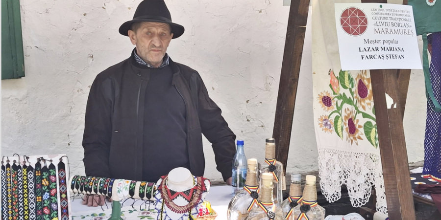 Meșteșug: Ștefan Farcaș din Cavnic realizează sticle cu superbe miniaturi din lemn