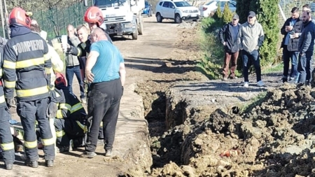 Bărbat în stare gravă după ce a fost prins sub un mal de pământ surpat
