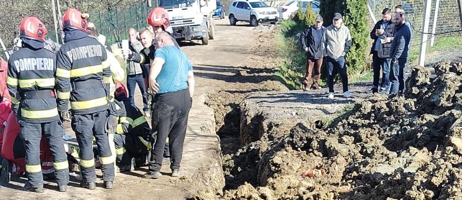 Bărbat în stare gravă după ce a fost prins sub un mal de pământ surpat