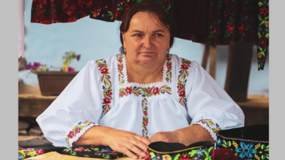 Meșterul popular Valeria Okoș din comuna Lăpuș confecționează cu multă pricepere articole tradiționale deosebite