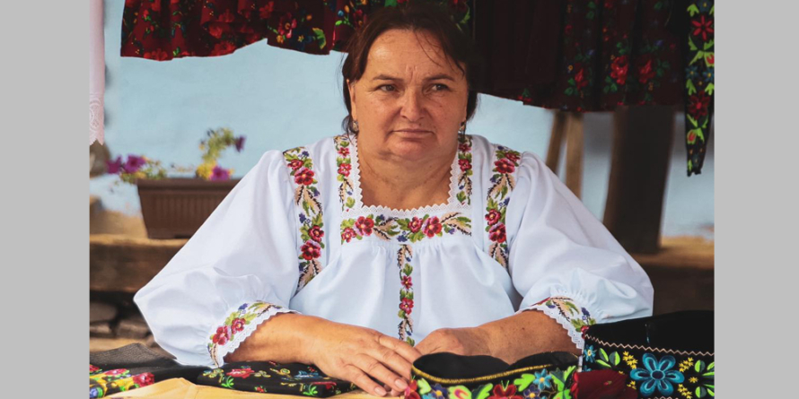 Meșterul popular Valeria Okoș din comuna Lăpuș confecționează cu multă pricepere articole tradiționale deosebite