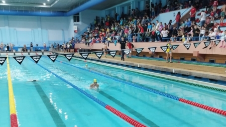 În Baia Mare debutează Cupa „Flykick” la natație