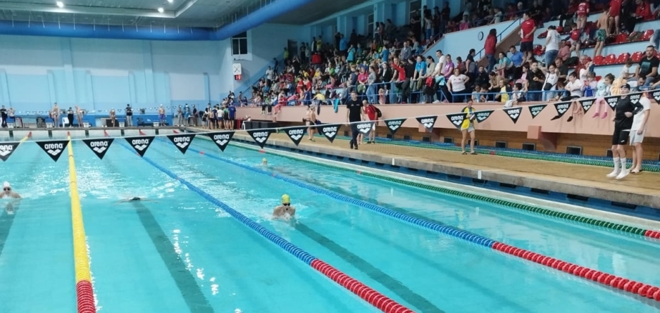 În Baia Mare debutează Cupa „Flykick” la natație