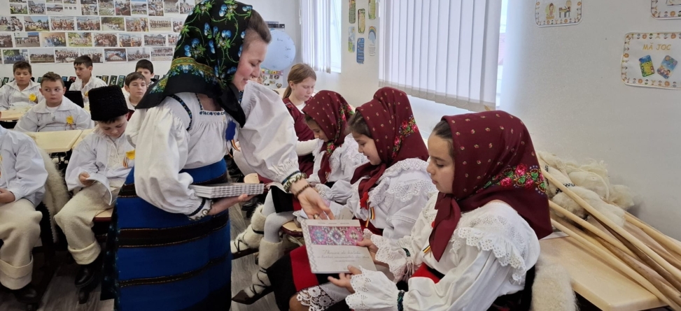 Prof. Măriuca Verdeș și elevii Liceului Tehnologic din Ocna Șugatag, invitați la Avrig în cadrul unor evenimente deosebite