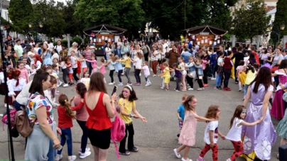„Ziua Copilului” va fi sărbătorită cu jocuri, spectacole și multe surprize în Parcul Grădina Morii din Sighetu Marmației