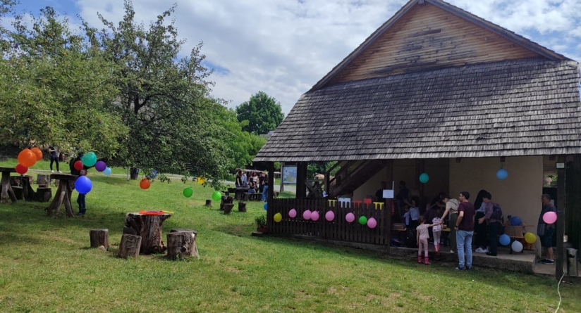 Ziua Copilului va fi marcată și la Muzeul Satului din Baia Mare; Tiroliana, atelierele, covoarele povestitoare, gogoșile sunt doar câteva dintre surprize