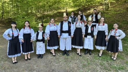 Proiecte muzicale deosebite: Ionuț Uivaroși și Grupul Codrenii au lansat cântecele „Noi venim de sub codru” și „Noi din a codrului vatră”