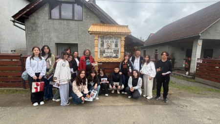 Elevi maramureșeni și turci au participt la un atelier demonstrativ de sculptat în lemn susținut de meșterul popular Sabin Bumb