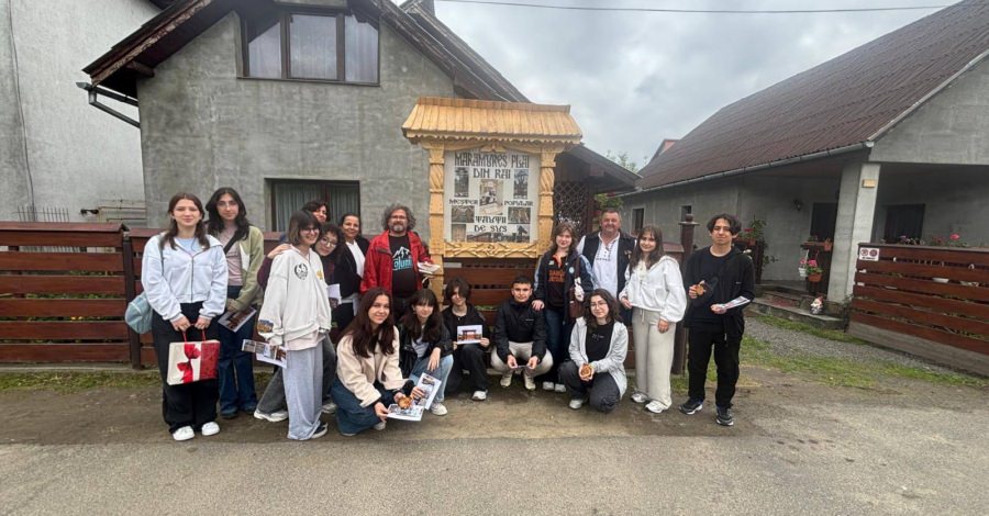 Elevi maramureșeni și turci au participt la un atelier demonstrativ de sculptat în lemn susținut de meșterul popular Sabin Bumb