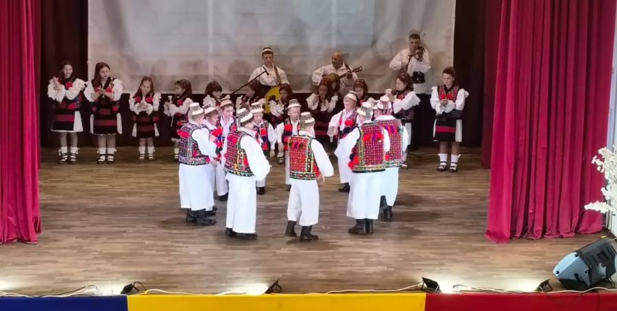 Ansamblul „Berbeștenii” se reîntoarce cu un trofeu de la cea de-a VIII-a ediție a Festivalului „Saveta Bogdan”