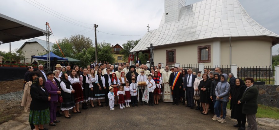 PS Timotei Sătmăreanul a târnosit biserica Parohiei „Sfinții Arhangheli Mihail și Gavriil” din Românești