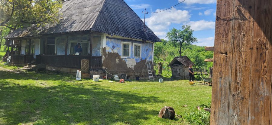 Asociația „Mâinile care fac bine” din Vima Mică amenajează un loc de suflet – „Muzeul la lelea Ruzale”