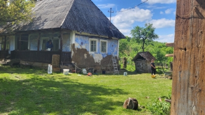 Asociația „Mâinile care fac bine” din Vima Mică amenajează un loc de suflet – „Muzeul la lelea Ruzale”