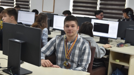 Premieră pentru Maramureș: Elevul Raul Cosmin Perhaița, rezultate excepționale la patru olimpiade naționale din domeniul informaticii